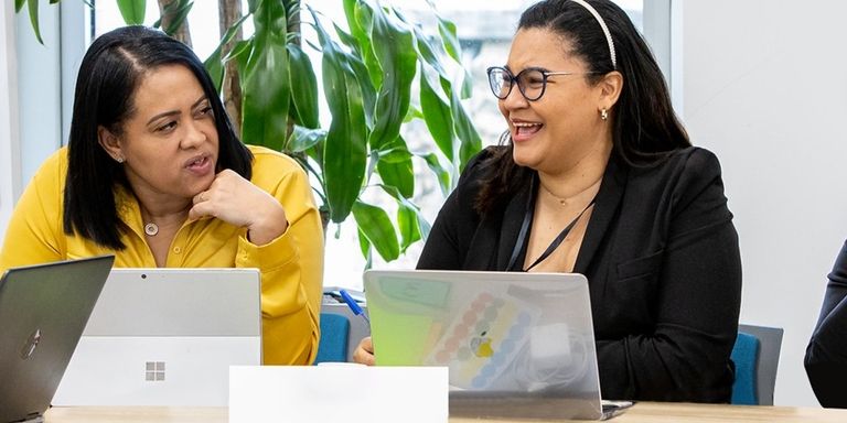 Women talking on the office - Open Knowledge - Inter American Development Bank - IDB
