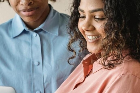 Two woman looking to a screen - Code for Development - Inter American Development Bank - IDB