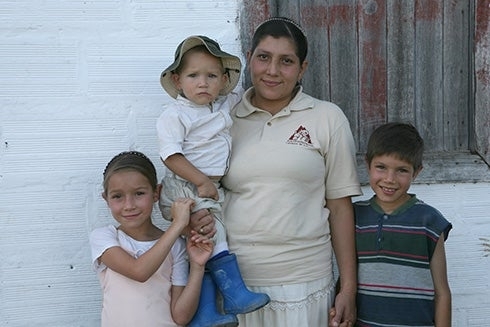 Woman holding a child and two more kids - Code for dev - Inter American Development Bank - IDB
