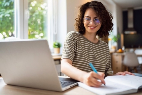 Woman working - Open Knowledge - Inter American Development Bank - IDB